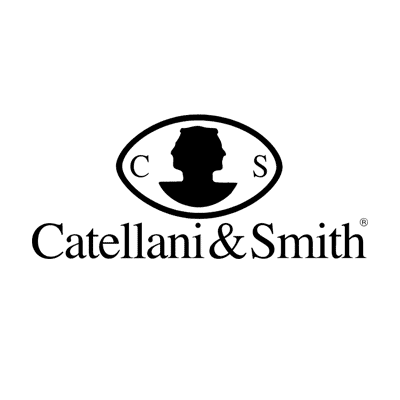 Catellani_Smith Schwarz-weißes Logo mit einem Oval, das die Silhouette eines Kopfes im Profil und die Buchstaben C und S auf beiden Seiten enthält. Unter dem Oval befindet sich der Text Catellani & Smith.