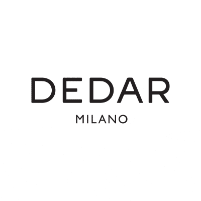 DEDAR_logo Schwarzer Text auf weißem Hintergrund zeigt die Worte DEDAR in großen, fetten Buchstaben und MILANO in kleineren, beabstandeten Buchstaben darunter.