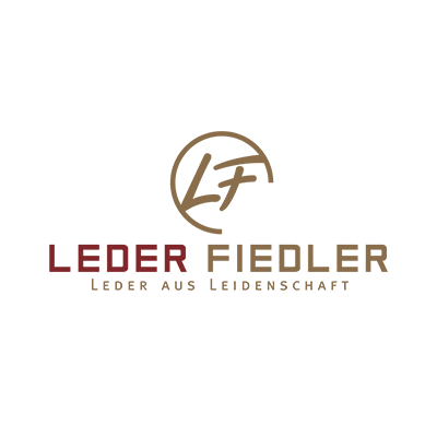 Leder-fiedler Das Logo zeigt die Initialen LF in einem Teilkreis, daneben LEDER FIEDLER und darunter in Großbuchstaben den Slogan LEDER AUS LEIDENSCHAFT. Die verwendeten Farben sind braun und dunkelrot.