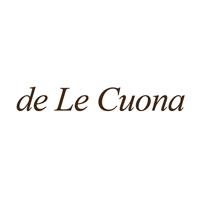 de-Le-Cuona-Logo—Brown Das Bild zeigt den Schriftzug de Le Cuona in brauner, kursiver Serifenschrift, zentriert auf einem schlichten weißen Hintergrund.